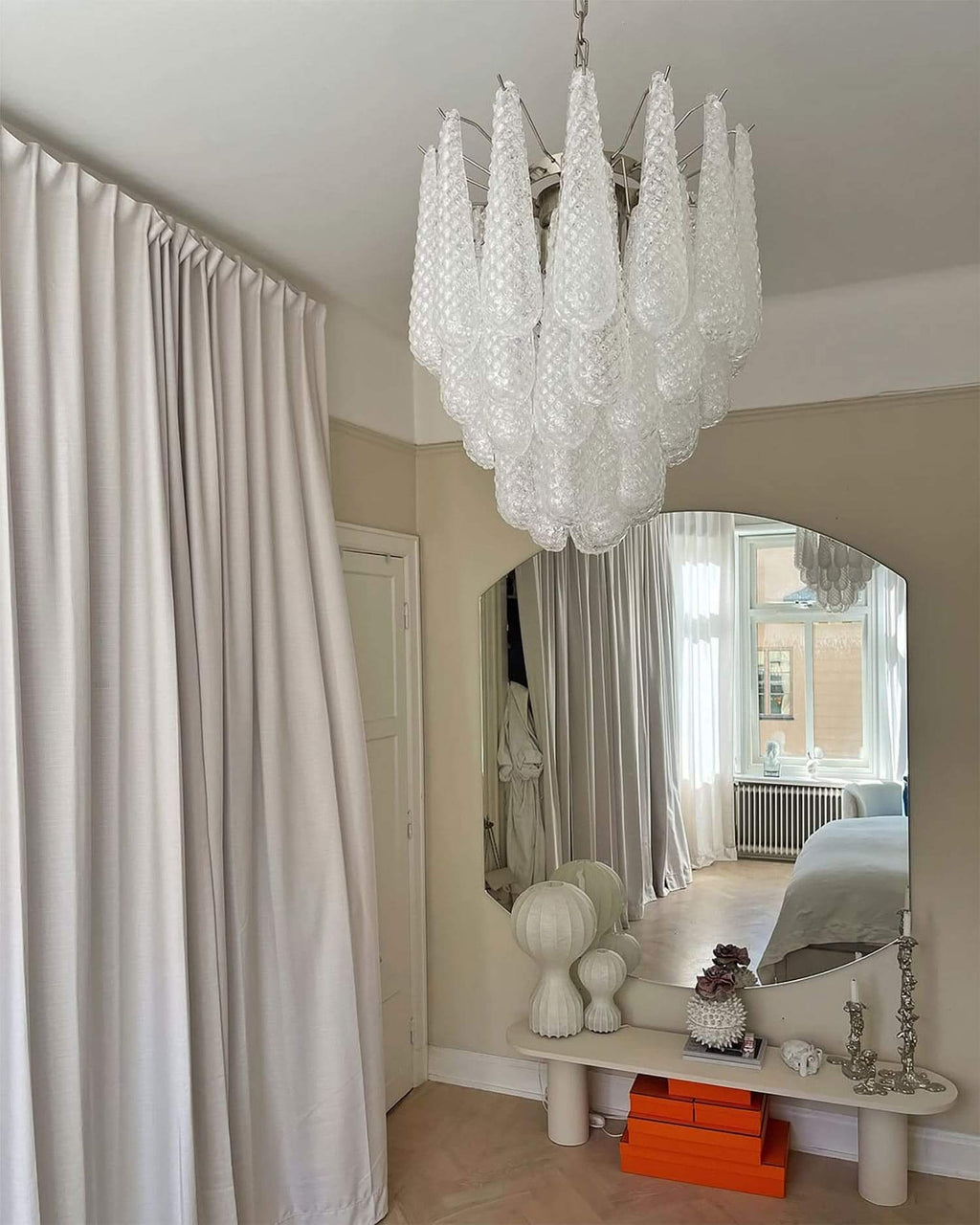 Jatuh Chandelier