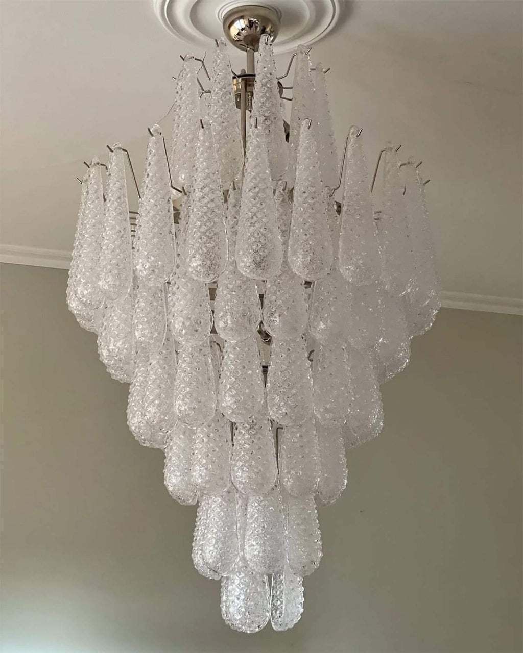 Jatuh Chandelier