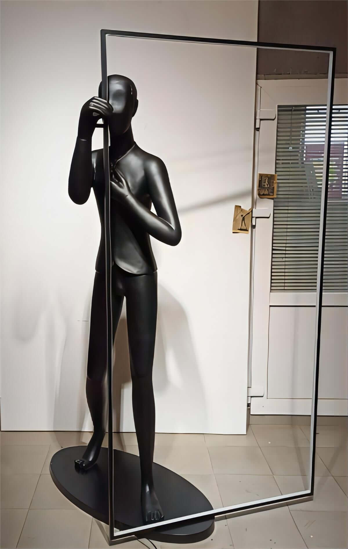 Nayru Sculpture Floor Lamp