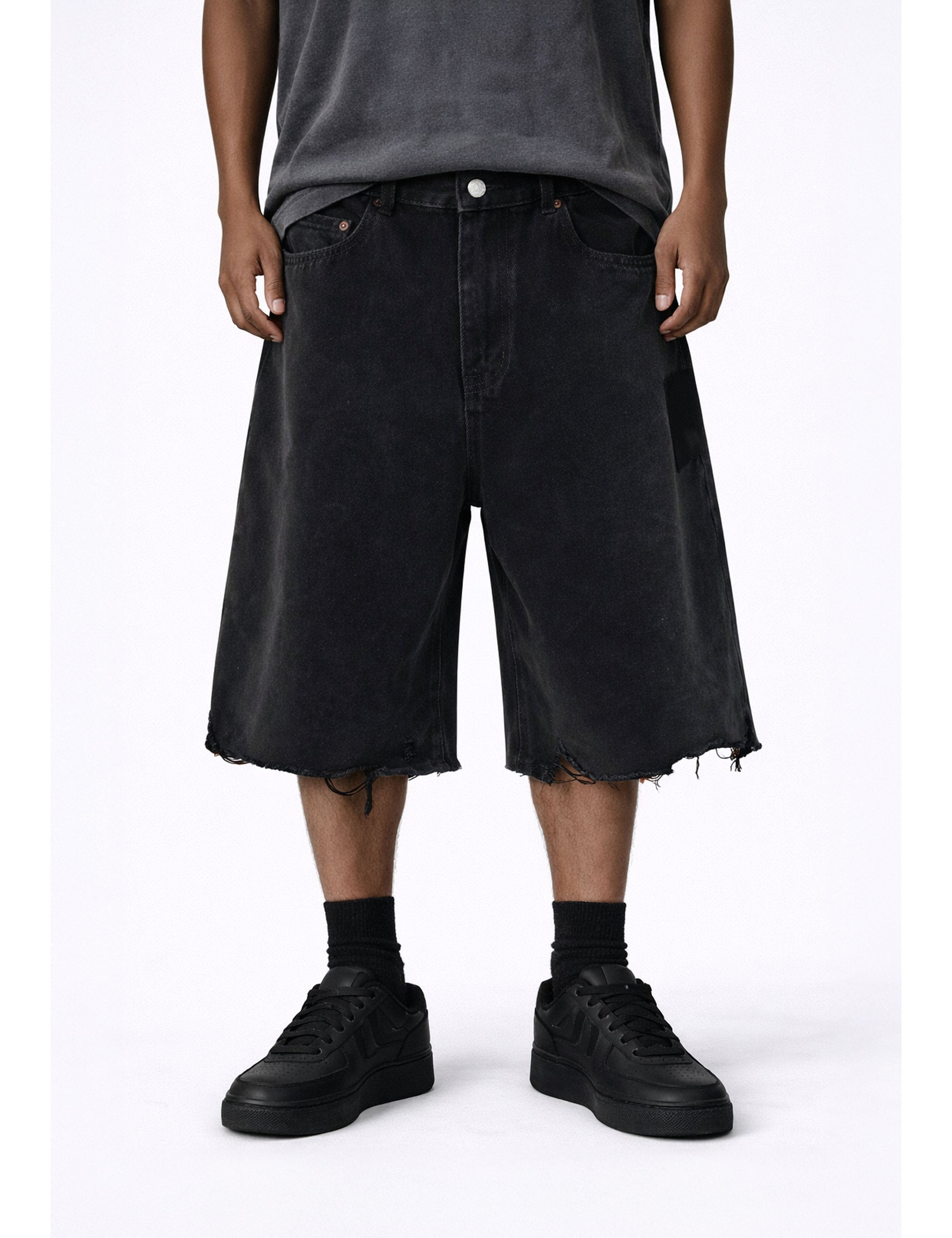 NOIR CUTOFF DENIM SHORTS